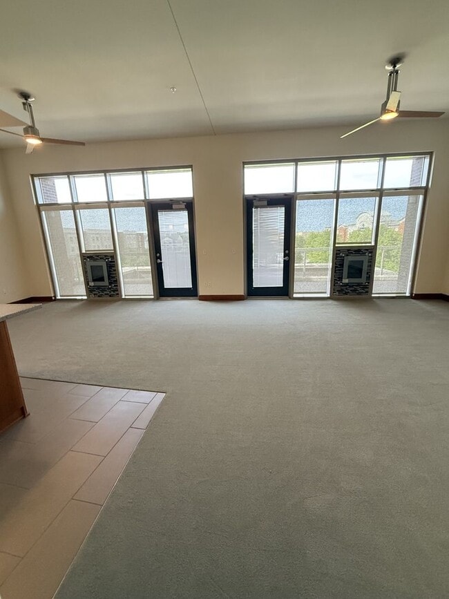Building Photo - Luxury Apartment
