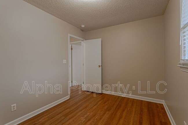 Building Photo - 30 Cox St