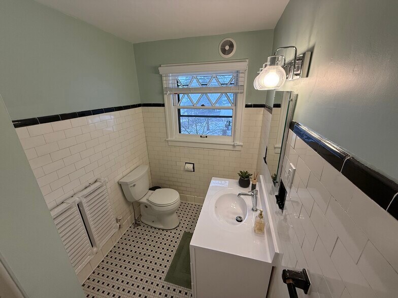 Building Photo - 1160 Monroe Ave