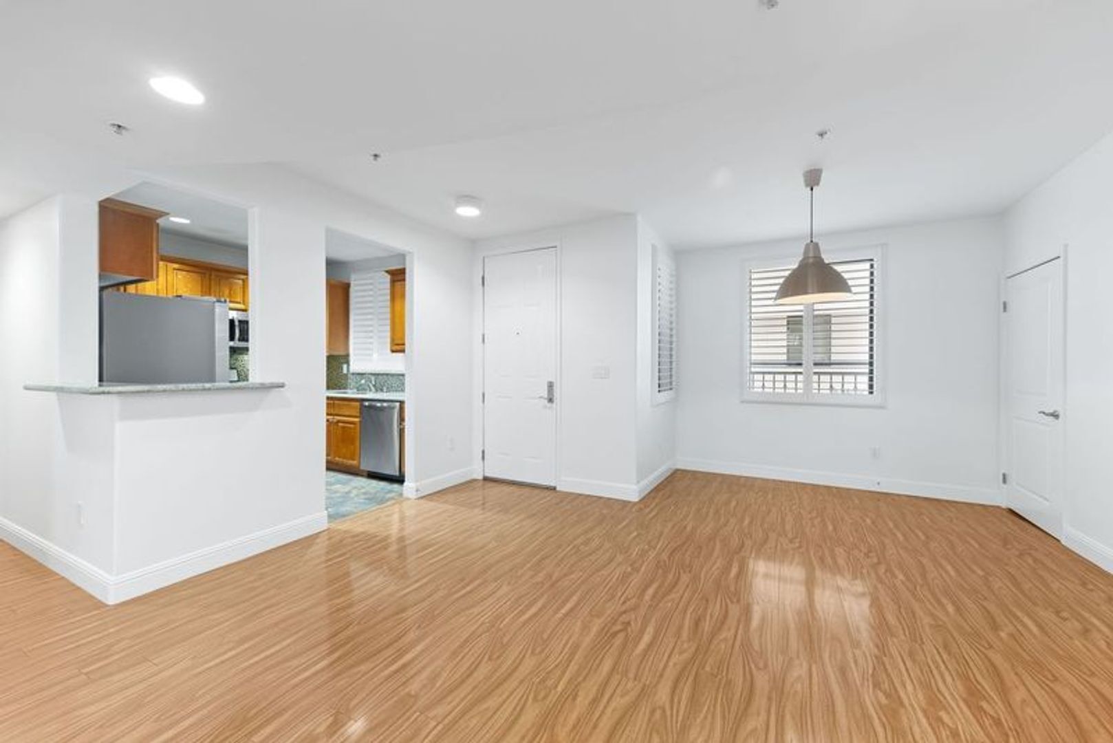 Building Photo - Modern 3 Bed, 2 Bath Condo for Lease – 1,320 Sq Ft – Prime Sherman Oaks Location