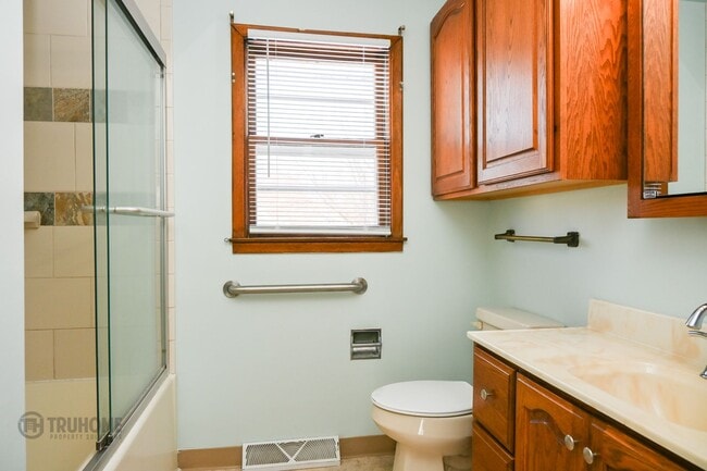 Building Photo - 4 Bed 2 Bath in Prime Location: Your Perfect Home Close to UND!