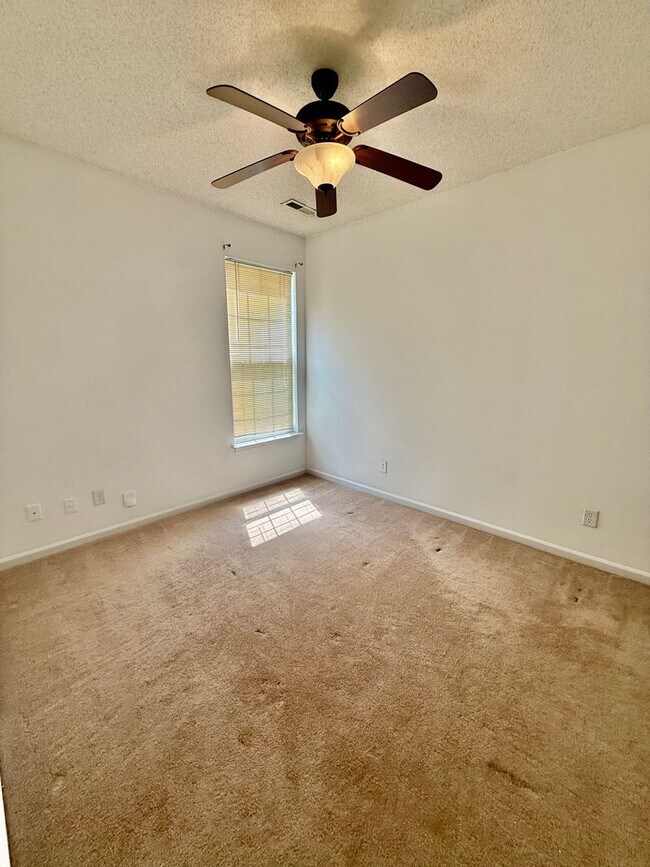 Building Photo - Three bedroom, 2 bath house in Greensboro