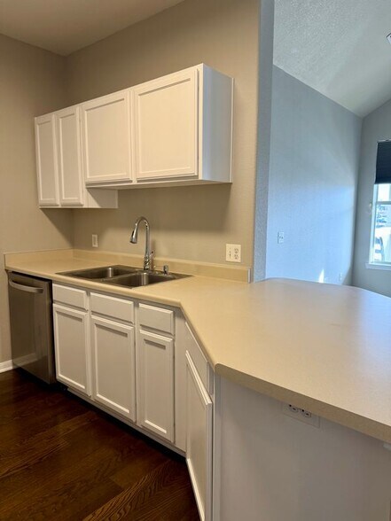 Building Photo - 6013 Castlegate Dr W