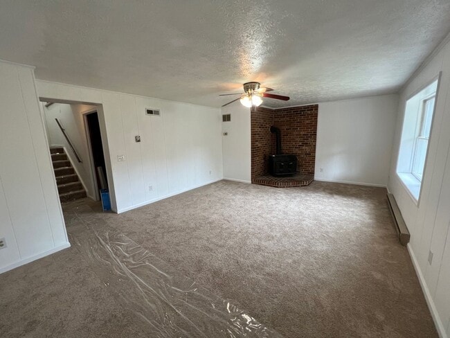 Building Photo - Spacious 3 Level Townhome with New Floorin...