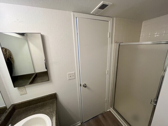Building Photo - 2bd/2ba Washer/Dryer in unit!!!