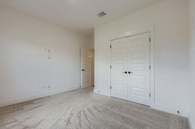 Building Photo - 6800 Cliff Rose Dr