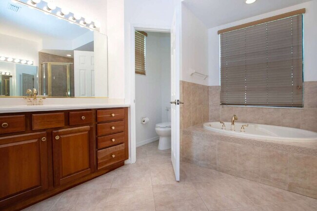 Building Photo - Luxurious Lakefront Living: Spacious 4-Bedroom Home with Pool and Guest Suite in Lakewood Ranch