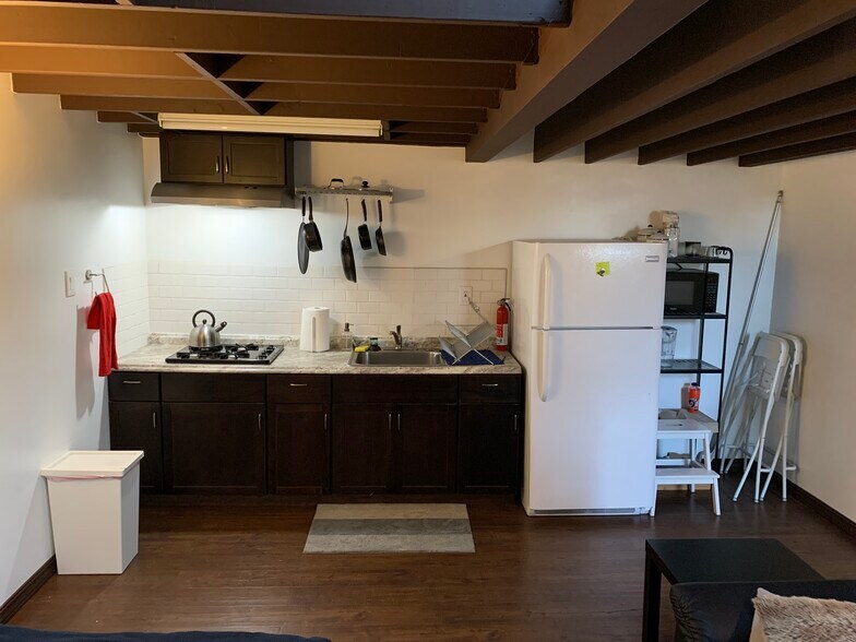range(no oven) fully stocked kitchen - 4244 58th St
