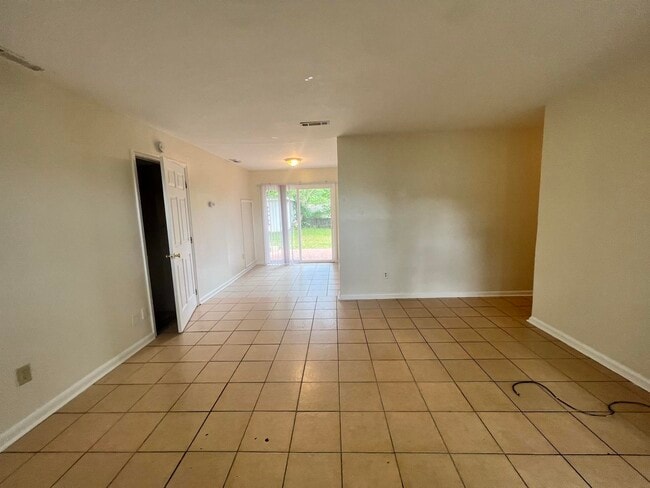 Building Photo - 3611 S Lakewood Dr
