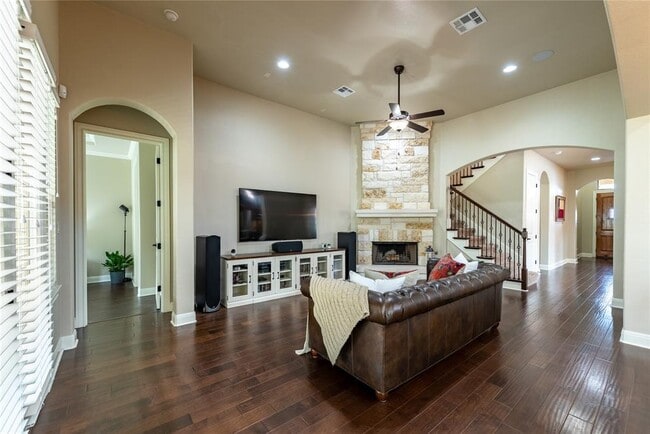Building Photo - 407 Indianwood Dr
