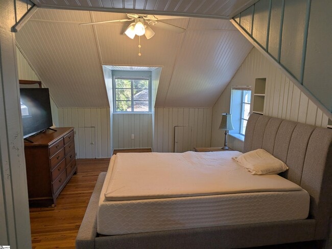 Building Photo - 260 E Greer St