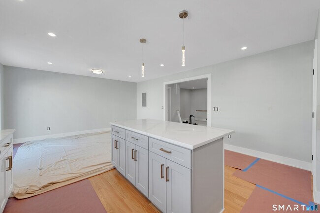 Building Photo - 20 Bouton St