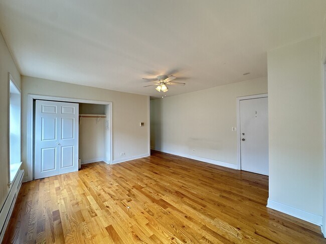 Building Photo - 822 W Cornelia Ave