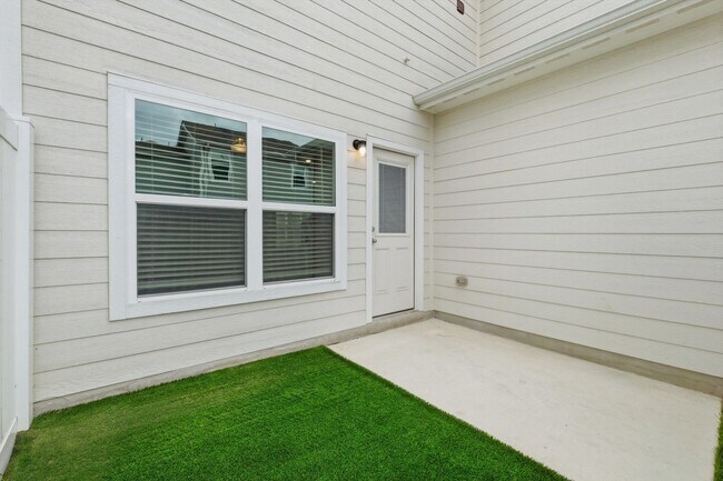 Building Photo - Clean & Modern Townhome with No Carpet and Lawn Service Included