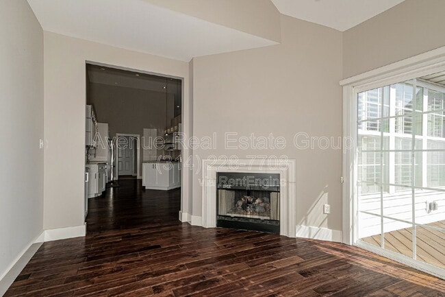 Building Photo - 8914 Hilltop Manor Dr