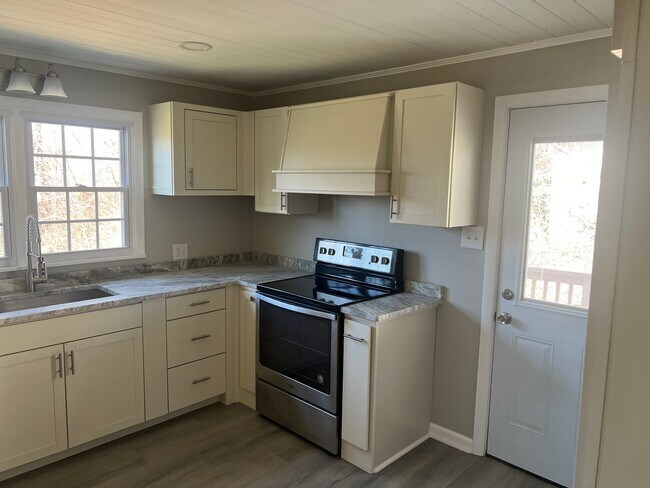 Building Photo - Updated 2 bedroom, 1 bath in Bristol VA