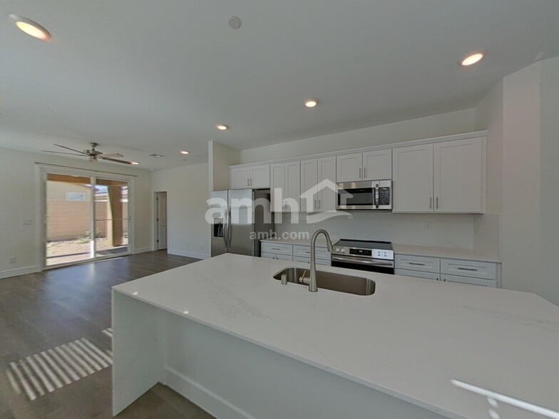Building Photo - 893 English Primrose St