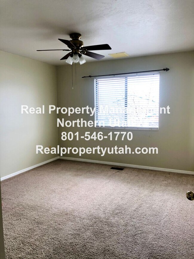 Building Photo - 4 Bedroom 2.5 Bathroom House In Layton Available!