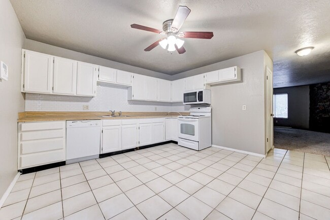 Building Photo - Cute Townhouse in the Heart of Norman, just minutes from OU!
