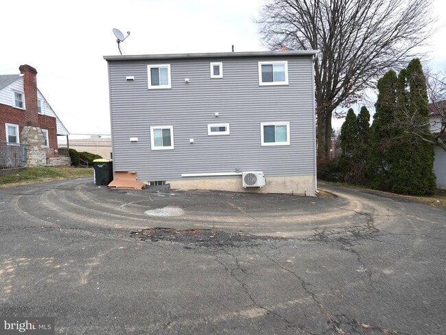 Building Photo - 710 N York Rd