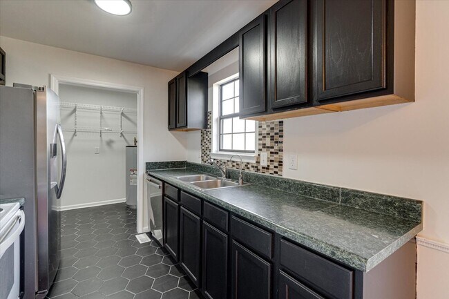 Building Photo - Charming, Pet-Friendly Home in East Ridge — Roomy Yard, Updated Features & Great Location!