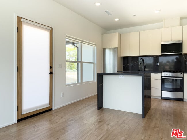 Building Photo - 845 N La Fayette Park Pl