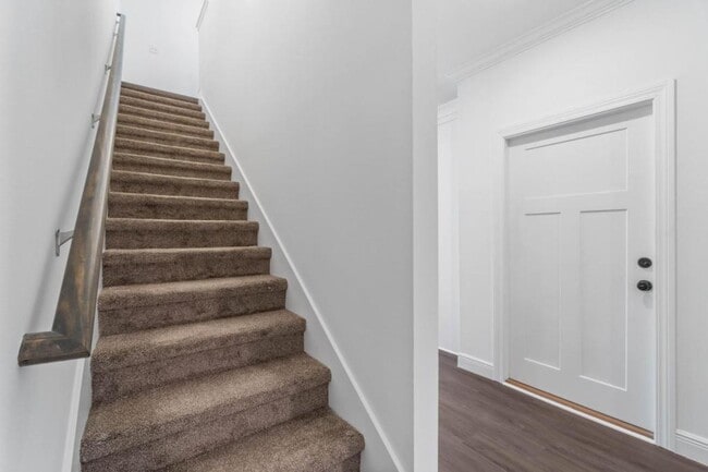 Building Photo - 529 Hill Ln