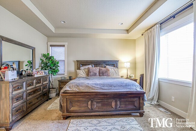 Building Photo - Spacious 4 BD Home with Private Backyard &...