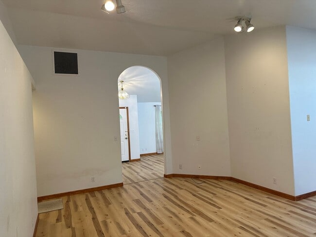 Building Photo - Beautifully updated 3 bedroom 2 bath house...