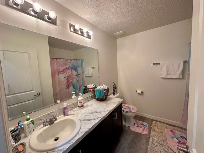 Building Photo - Discover the Charm of This Stunning 4-Bedr...