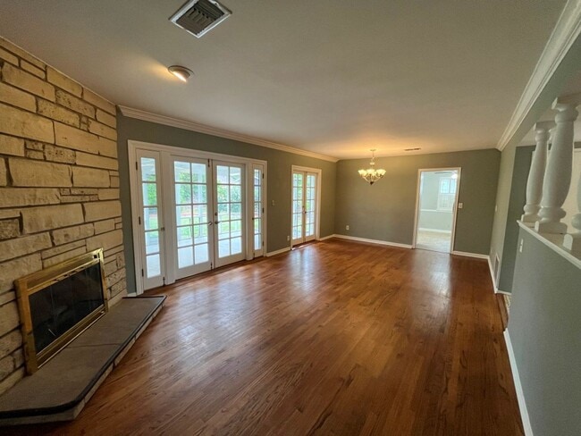 Building Photo - Upgraded 4+2 w/hardwood floors + great bac...