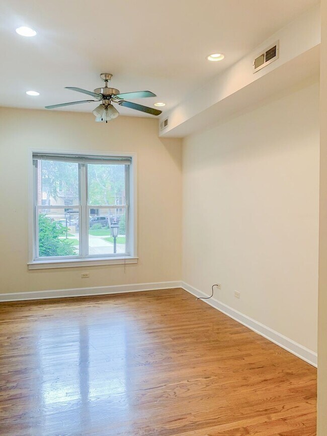 Interior Photo - 851-59 W. Cornelia