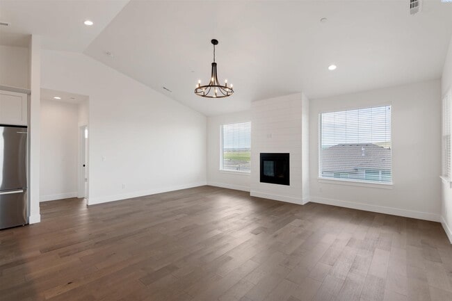 Building Photo - Generational suite w/separate entrance!