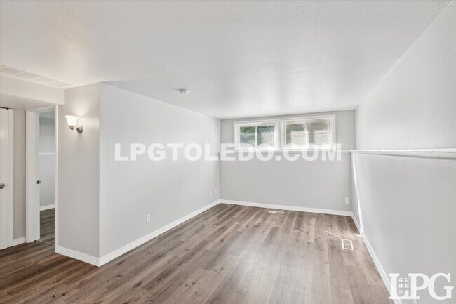 Building Photo - 3145 Sherbrooke Rd