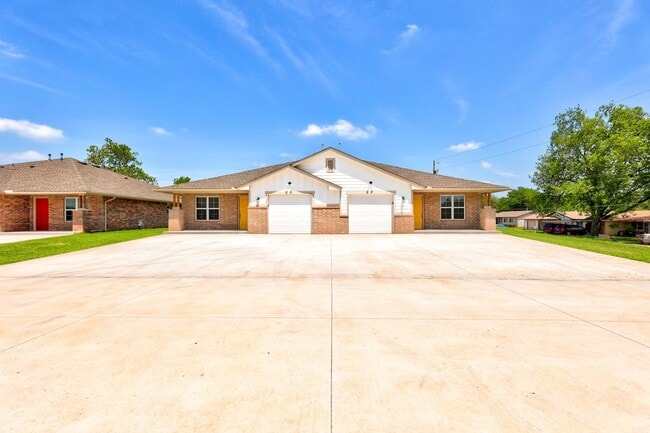 Building Photo - 721 League Cir