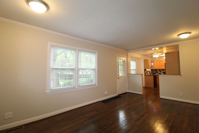 Building Photo - 2 Bedroom 1 Bath Home in Roeland Park