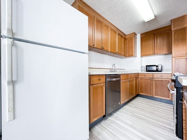 Building Photo - Centrally Located Honolulu Condo with Assigned Parking & A/C
