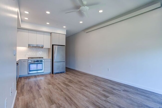 Building Photo - Luxury One Bedroom! Near Salt and Straw an...