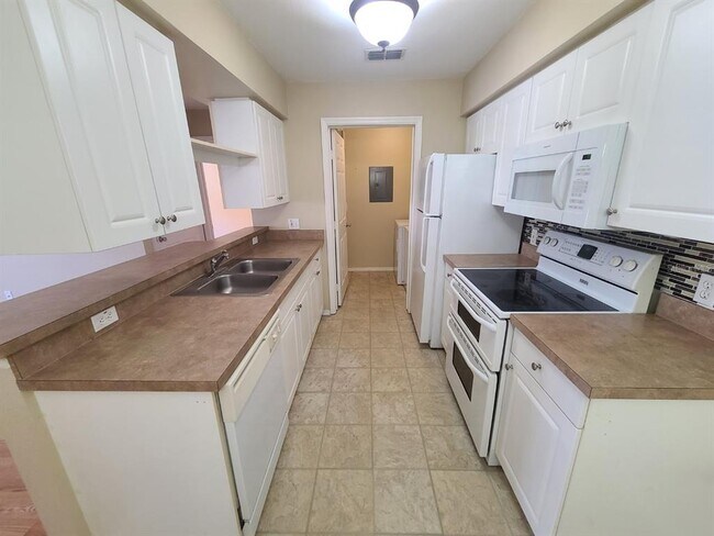 Building Photo - 36138 Lake Chase Blvd