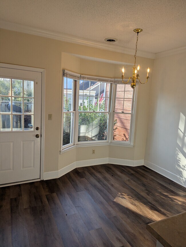 Building Photo - 215 Woodburn Club Ln