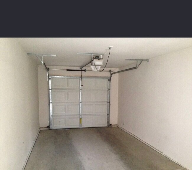 Building Photo - Lark  4 Plex