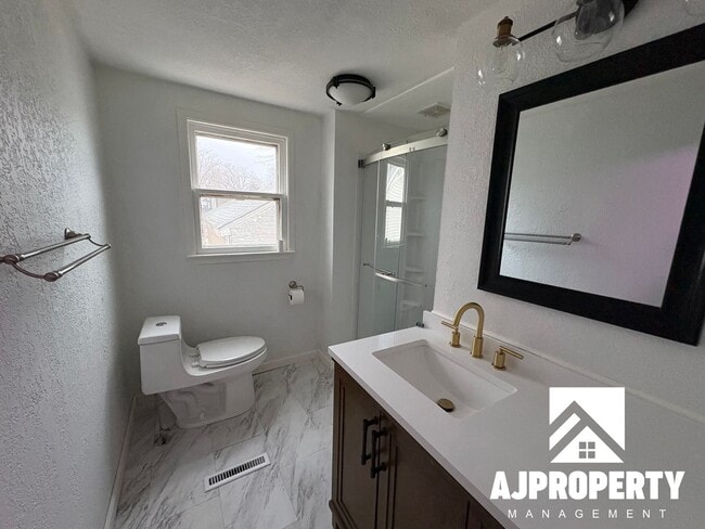 Building Photo - 1925 S Lake Ave