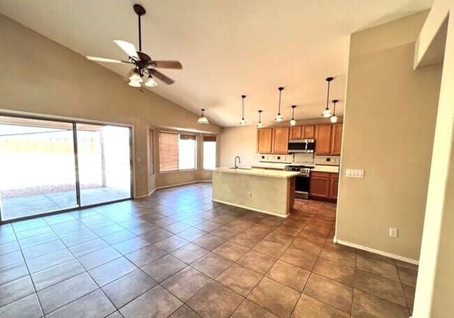 Building Photo - Lovely 4-bedroom, 2-bathroom home located ...