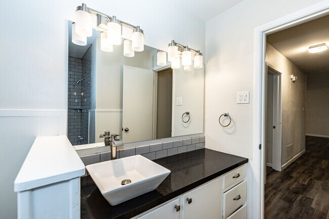 Building Photo - Large & Recently Updated!