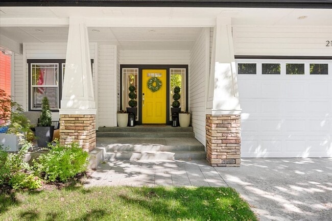 Building Photo - Beautiful 3 bed 2.5 bath home