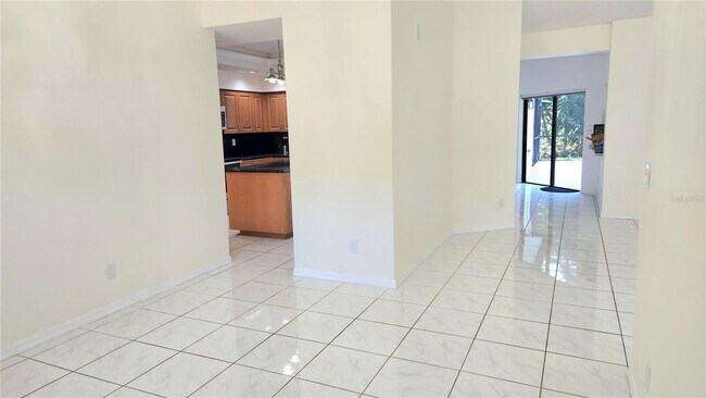 Building Photo - 3037 Crest Dr