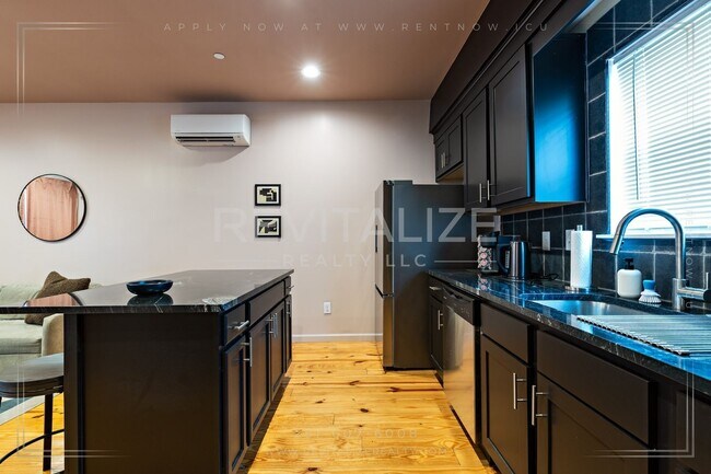 Building Photo - Fully Furnished Townhome w/ Private Garage