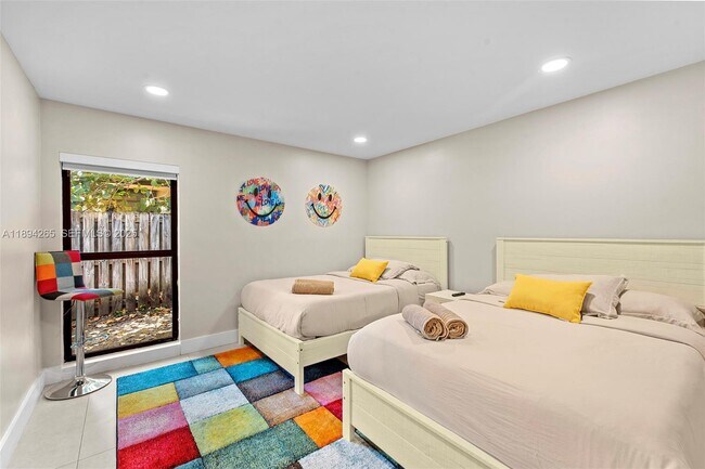 Building Photo - 207 Holiday Dr