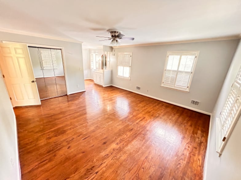 Building Photo - 6405 Deep Creek Dr