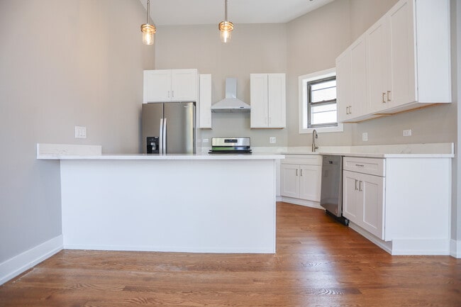 Building Photo - 1359 W Barry Ave